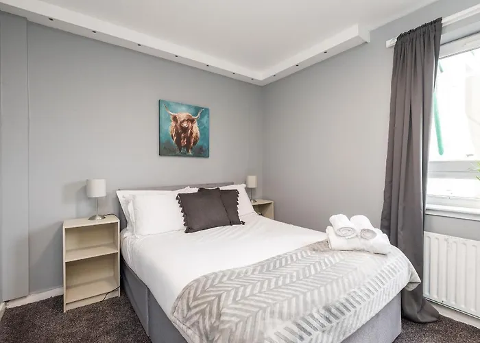Apartment Modern Spacious 3 Bedroom Centre - Free Parking - Private Balcony
