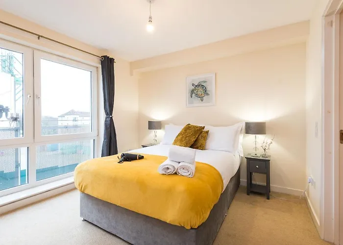 شقة Elegant 2 Bedroom Centre - Free Parking - Private Balcony *