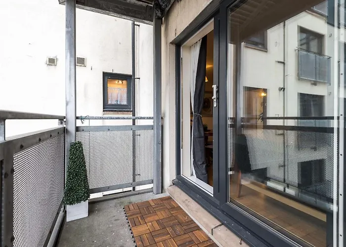 Elegant 2 Bedroom Centre - Free Parking - Private Balcony شقة