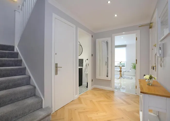 Apartment Spacious 4br Centre W/ Free Parking *