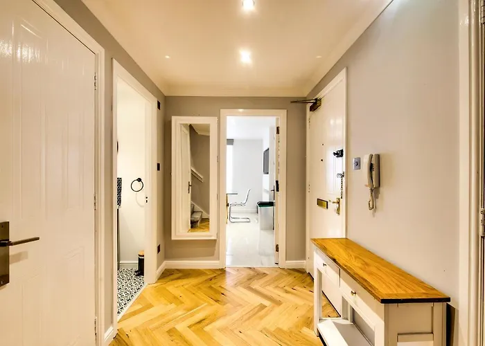 Spacious 4br Centre W/ Free Parking Apartment *