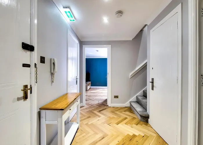 Apartment Spacious 4br Centre W/ Free Parking *