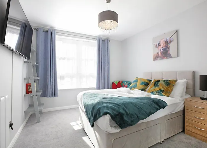 Spacious 4br Centre W/ Free Parking