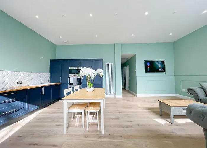 Beautiful 2br, Private Entry In Vibrant Leith דירה אדינבורו