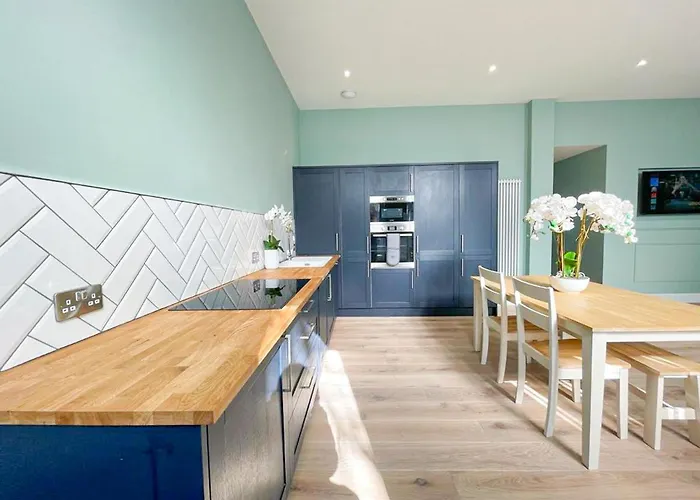 Beautiful 2br, Private Entry In Vibrant Leith