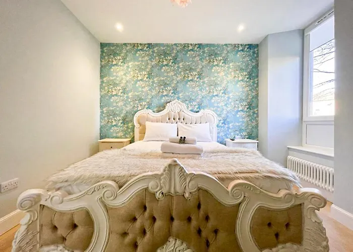 Beautiful 2br, Private Entry In Vibrant Leith דירה אדינבורו