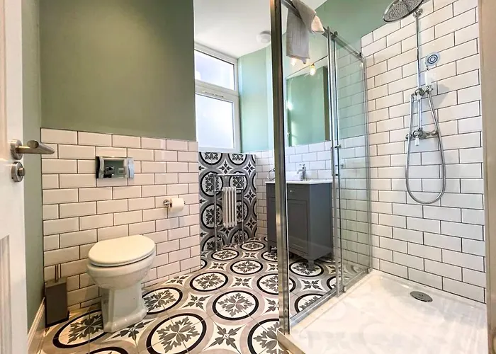 Beautiful 2br, Private Entry In Vibrant Leith شقة *