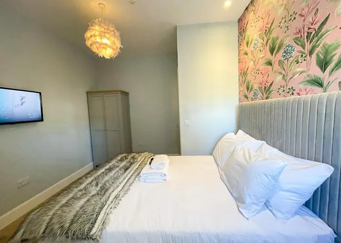 Beautiful 2br, Private Entry In Vibrant Leith דירה