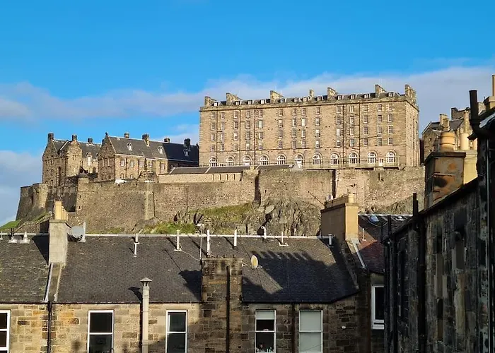Large 4 Bed Apartment *