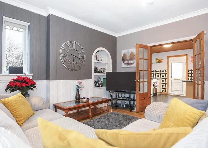 Beautiful 4 Bedroom - Free Parking