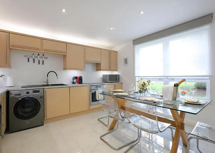 Apartment Spacious 4br Centre W/ Free Parking