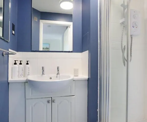 Spacious 4br Centre W/ Free Parking Apartment