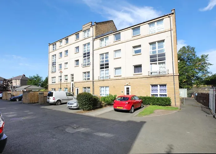 Spacious 4br Centre W/ Free Parking