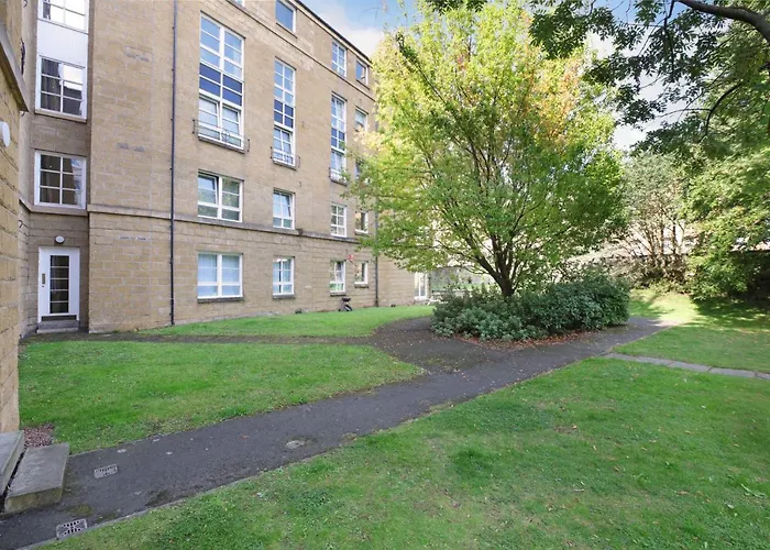 Spacious 4br Centre W/ Free Parking Apartment *