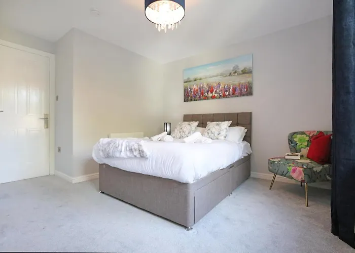 Spacious 4br Centre W/ Free Parking