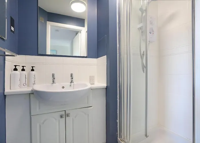 Spacious 4br Centre W/ Free Parking *