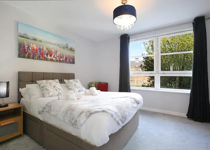 Spacious 4br Centre W/ Free Parking