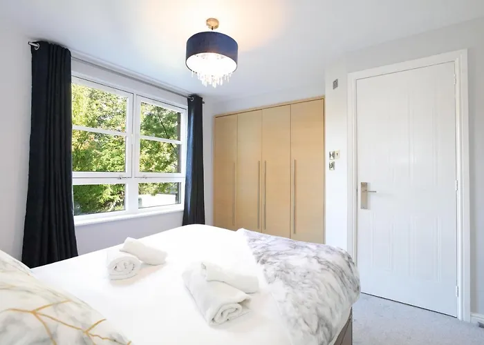 Spacious 4br Centre W/ Free Parking Apartment