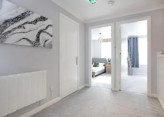 Spacious 4br Centre W/ Free Parking Apartment *