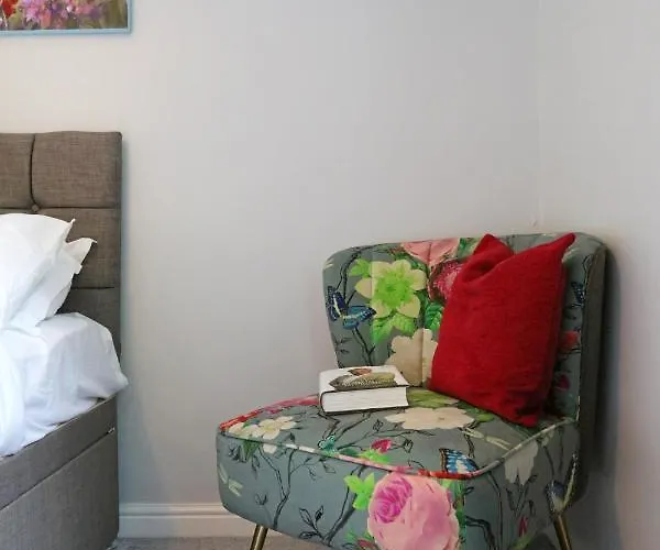 Spacious 4br Centre W/ Free Parking Apartment