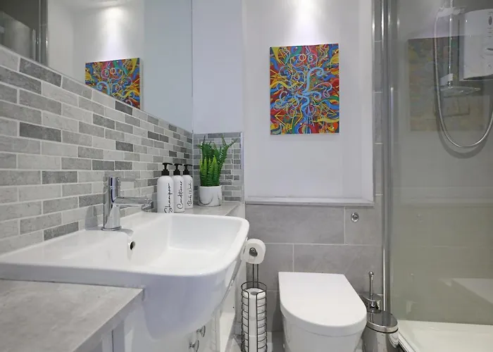 Spacious 4br Centre W/ Free Parking Apartment