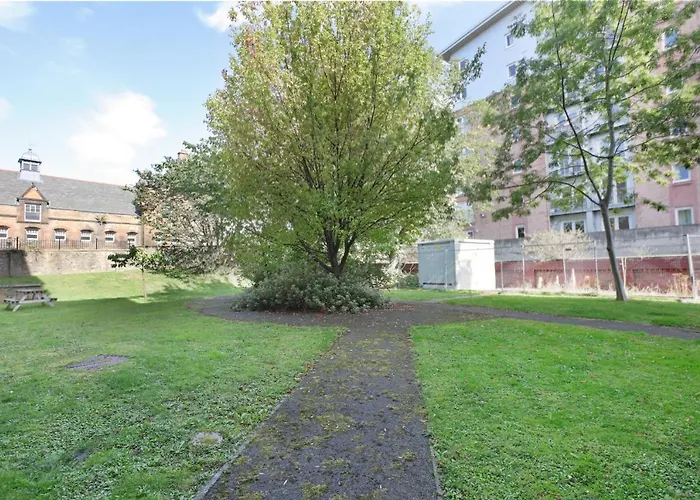 Spacious 4br Centre W/ Free Parking Apartment