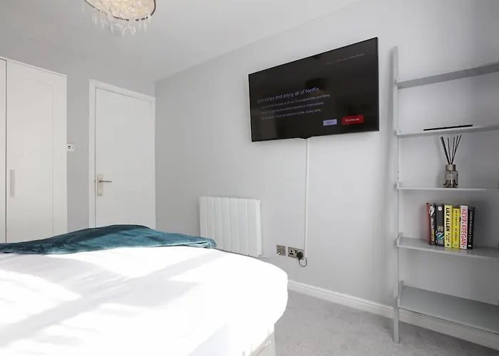 Spacious 4br Centre W/ Free Parking Apartment