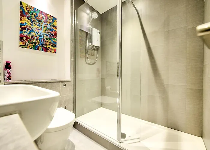 Apartment Spacious 4br Centre W/ Free Parking