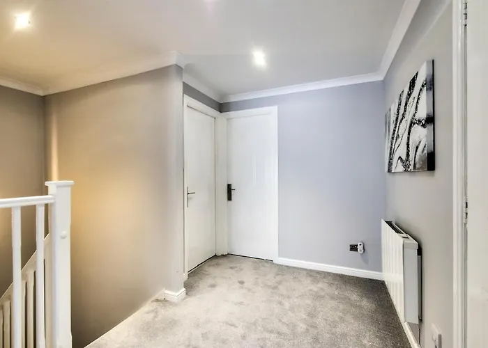 Spacious 4br Centre W/ Free Parking Apartment