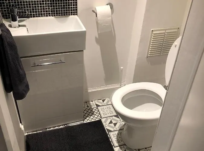 One Bedroom Flat On Ground Floor דירה *