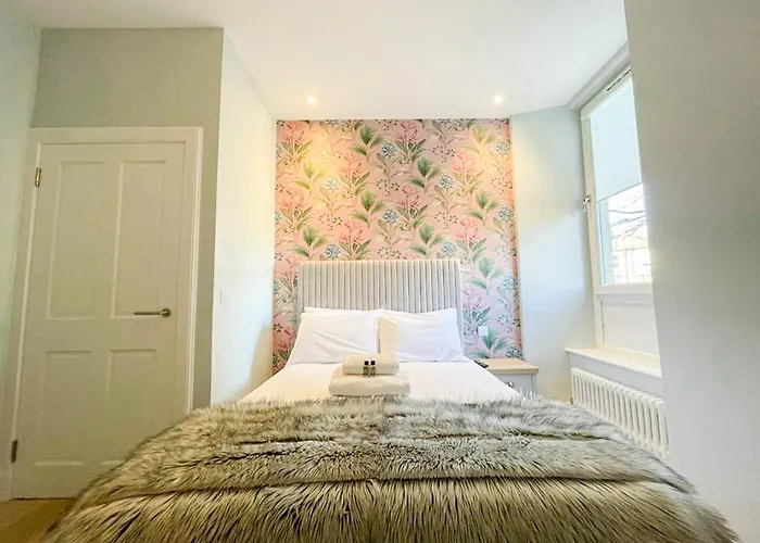 Beautiful 2br, Private Entry In Vibrant Leith דירה *