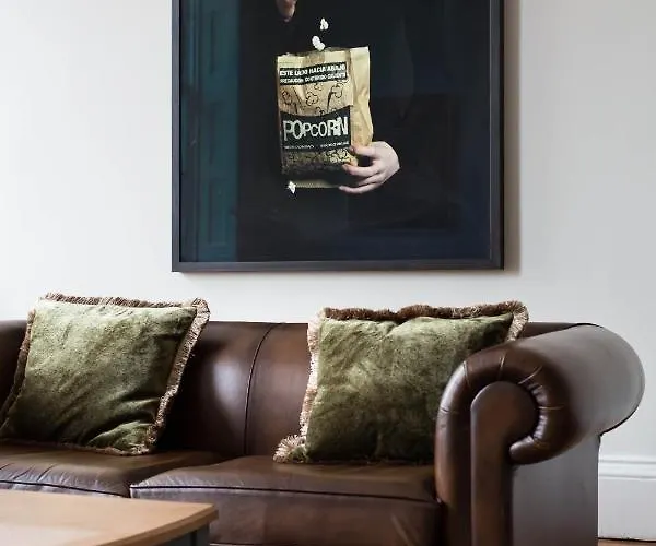 Magnificent Georgian 3-bedroom In New Town