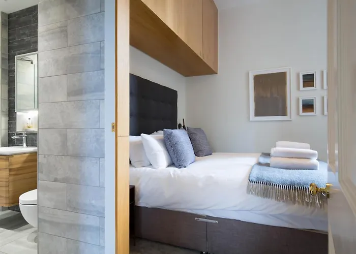 Magnificent Georgian 3-bedroom In New Town Apartment