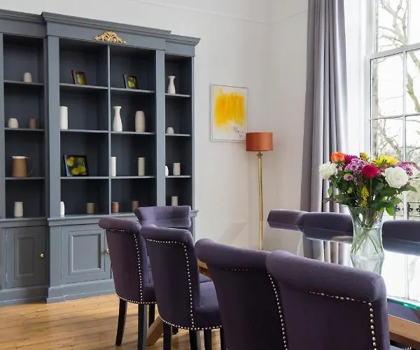 Magnificent Georgian 3-bedroom In New Town Apartment
