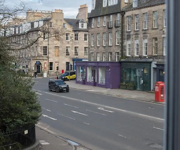 Magnificent Georgian 3-bedroom In New Town *