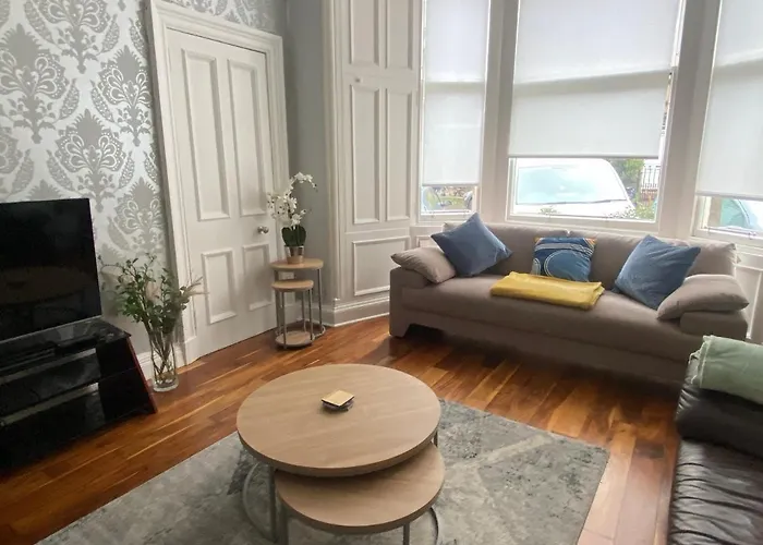 Апартаменты Lovely Main Door 2 Bed