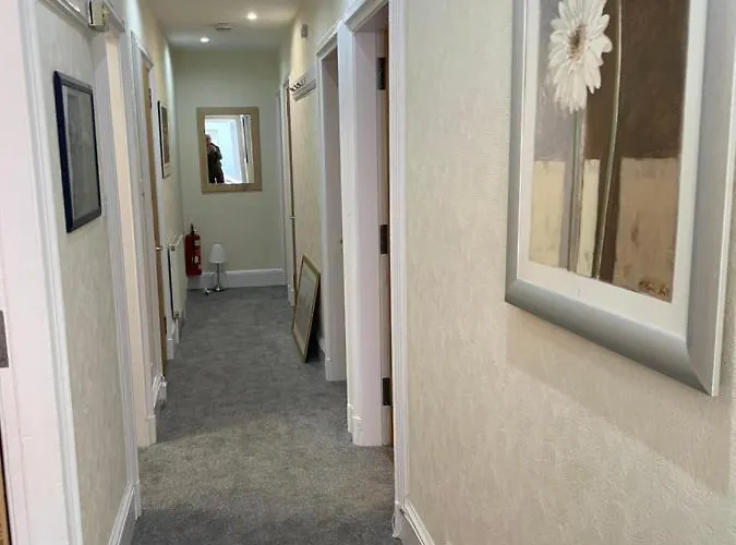 Central, Main Door Apartment, Spacious 2 Bedrooms- No Stairs 公寓