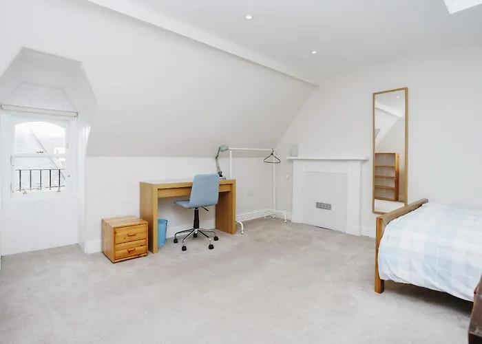 Fabulous 5 Double Bedroom Old Town Apartment