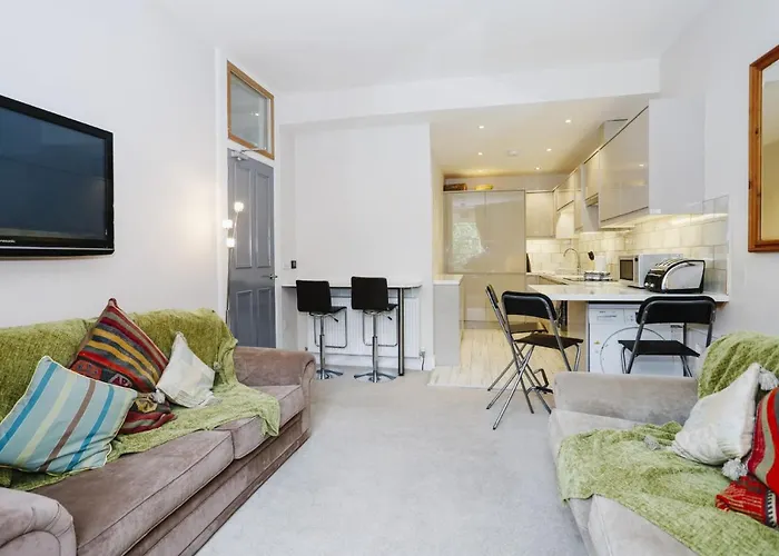 Fabulous 5 Double Bedroom Old Town Apartment *