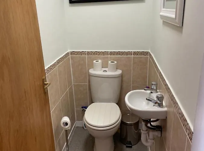Central, Main Door Apartment, Spacious 2 Bedrooms- No Stairs