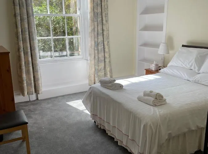 Central, Main Door Apartment, Spacious 2 Bedrooms- No Stairs 公寓