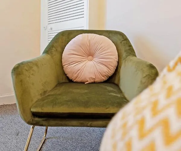 Cheerful Stays: Spacious Flat In Vibrant Leith Lägenhet