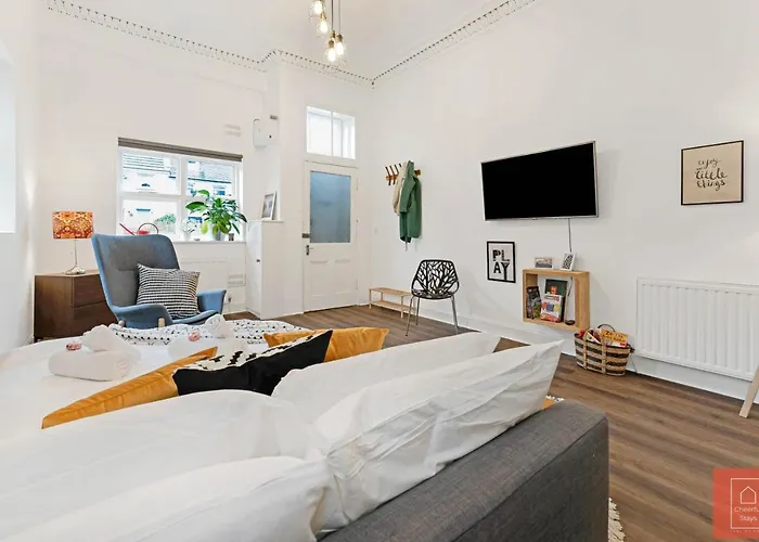 Cheerful Stays: Spacious Flat In Vibrant Leith Апартаменты