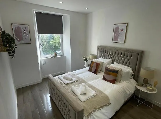 Stylish & Comfortable Ground Floor House - Main Door Private Entrance - Free Parking & Garden Appartamento Edimburgo