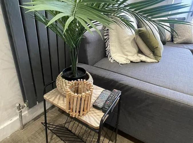 Stylish & Comfortable Ground Floor House - Main Door Private Entrance - Free Parking & Garden *