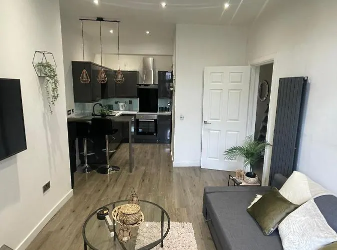Apartament Stylish & Comfortable Ground Floor House - Main Door Private Entrance - Free Parking & Garden