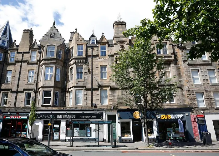 Fabulous 5 Double Bedroom Old Town Apartment *