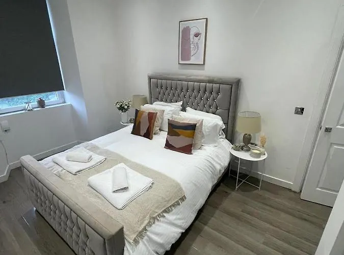 Stylish & Comfortable Ground Floor House - Main Door Private Entrance - Free Parking & Garden Apartament