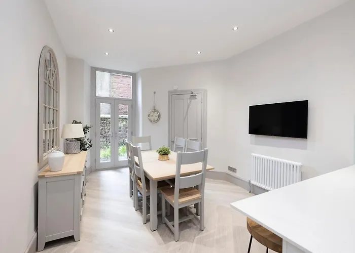 דירה Stylish 3-bedroom Getaway *