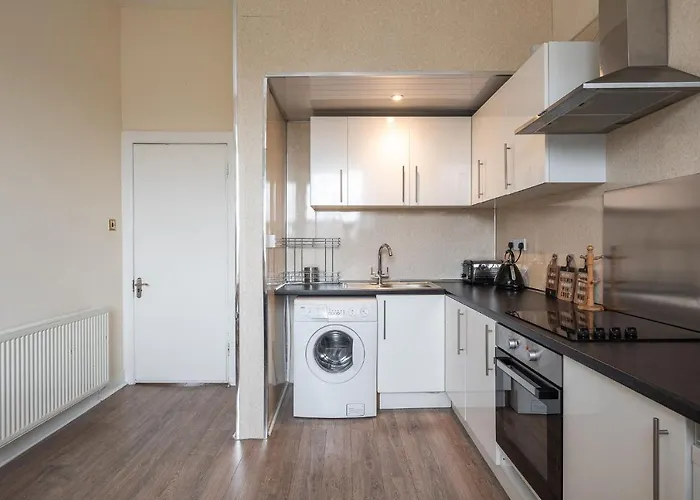 Contemporary 3 Bed City Centre - Ensuite Apartment *